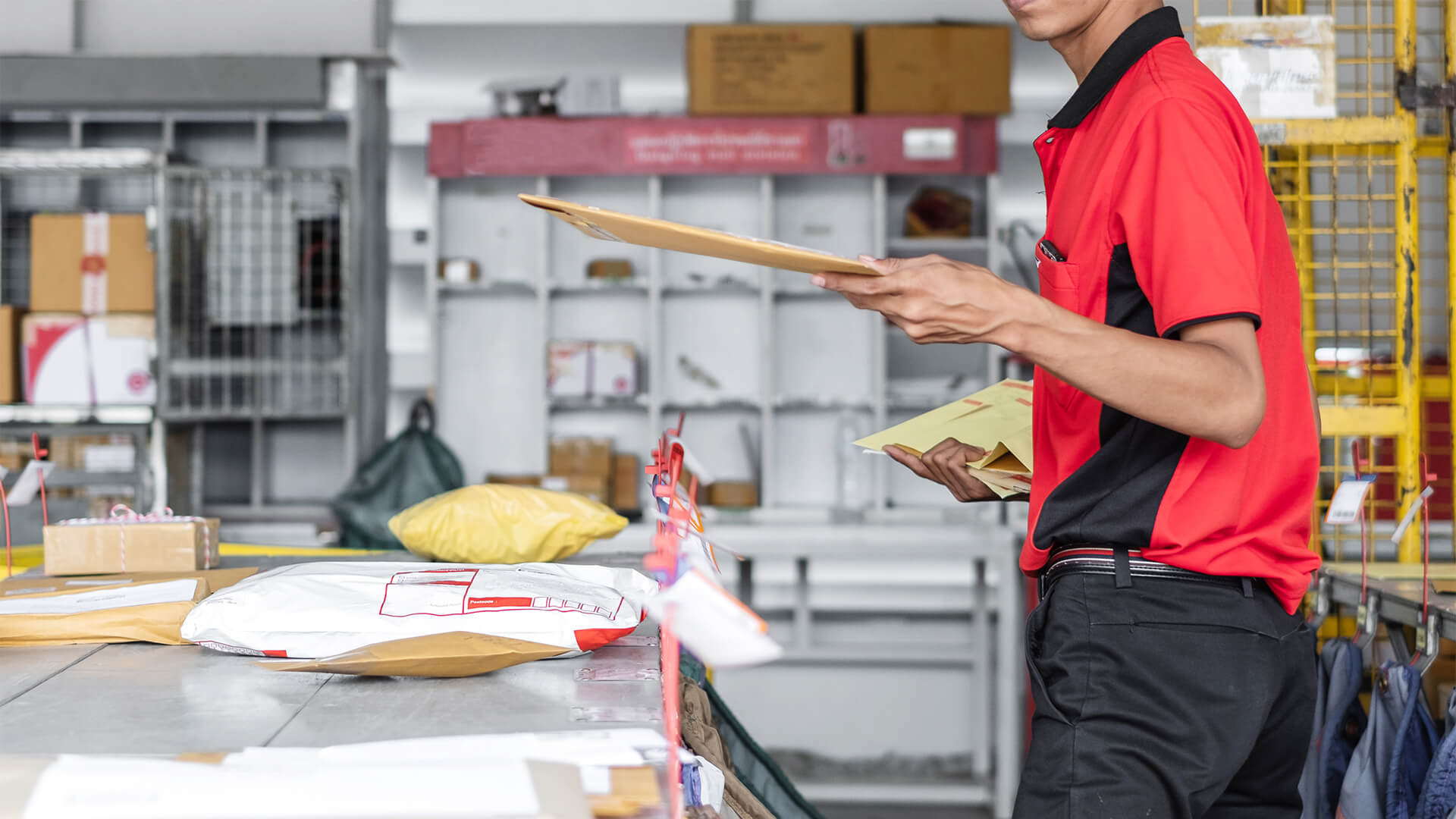 Big post. Люди в черном сортировщик писем. Sorting Office. Много денег картинка. Сортировщик картинки смешные.